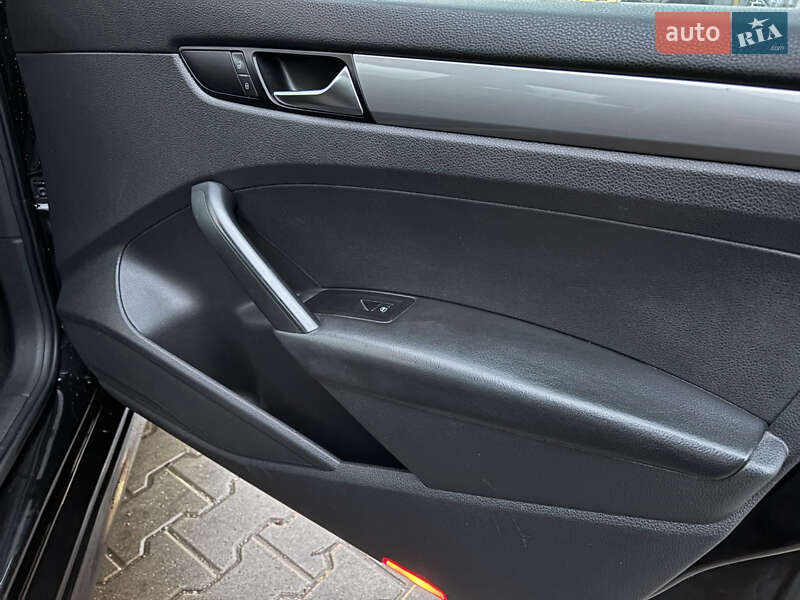 Седан Volkswagen Passat 2012 в Києві