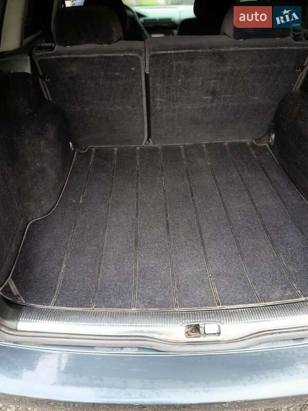 Универсал Volkswagen Passat 2002 в Староконстантинове