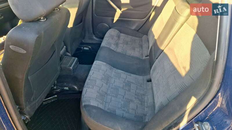 Седан Volkswagen Passat 2000 в Емильчине