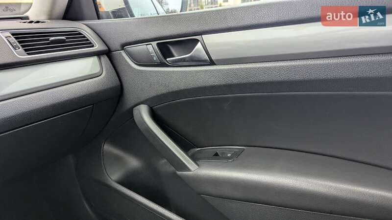 Седан Volkswagen Passat 2015 в Ивано-Франковске