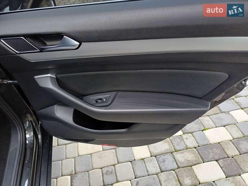 Седан Volkswagen Passat 2018 в Чернівцях