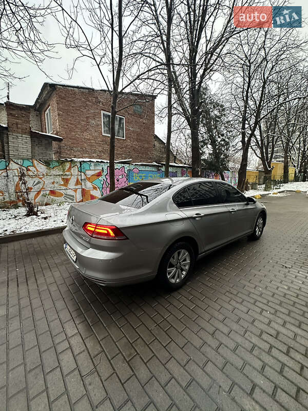 Седан Volkswagen Passat 2016 в Львове