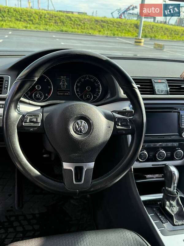 Седан Volkswagen Passat 2012 в Львове
