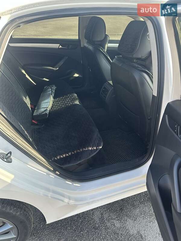 Седан Volkswagen Passat 2013 в Днепре