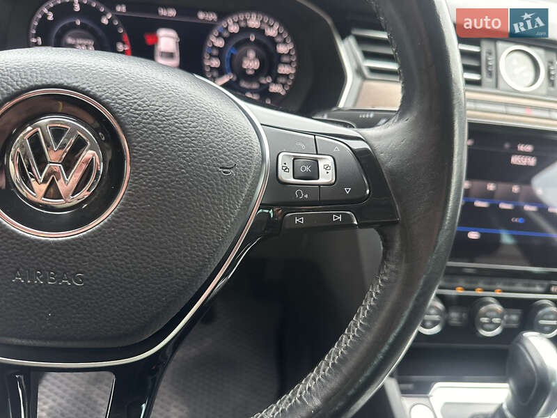 Седан Volkswagen Passat 2018 в Киеве