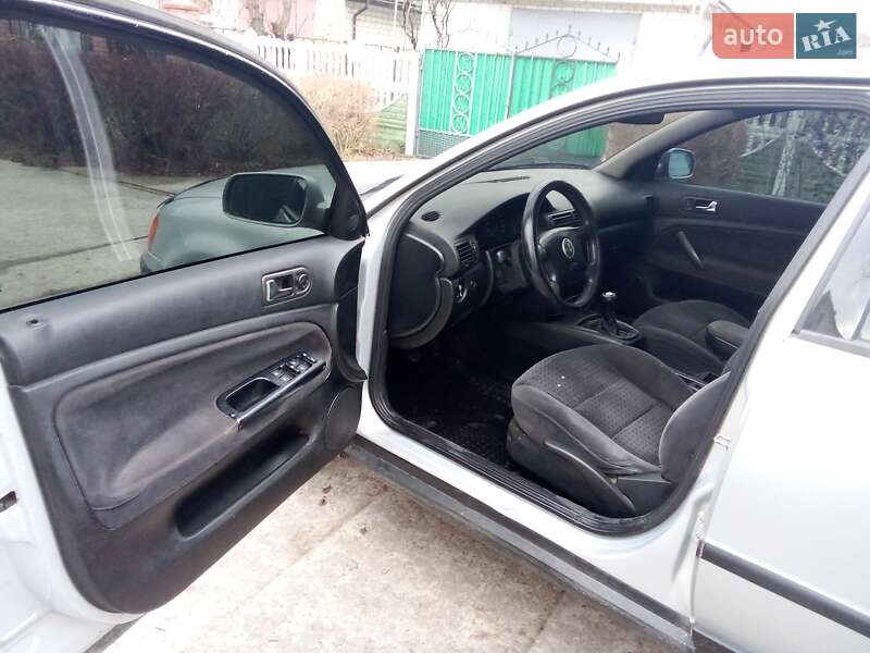 Седан Volkswagen Passat 1998 в Вараше