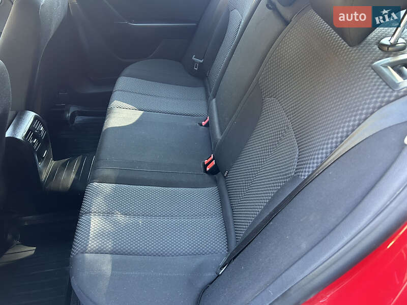 Седан Volkswagen Passat 2013 в Черновцах