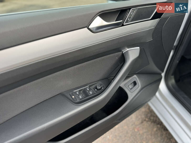 Универсал Volkswagen Passat 2018 в Киеве