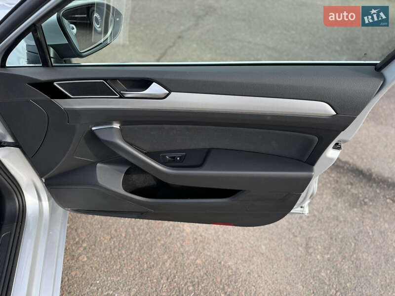 Универсал Volkswagen Passat 2018 в Киеве