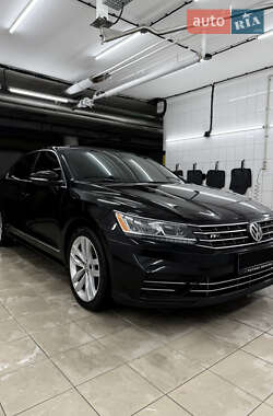 Седан Volkswagen Passat 2016 в Днепре