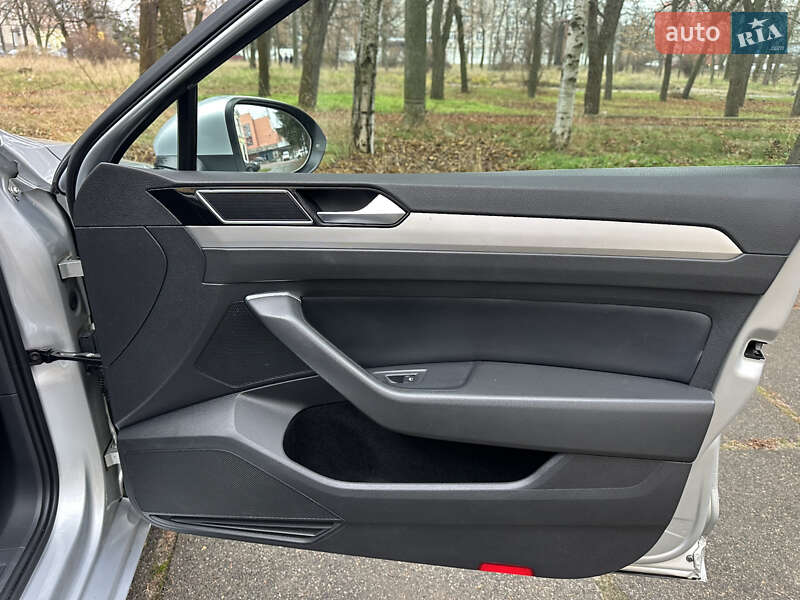 Универсал Volkswagen Passat 2015 в Киеве