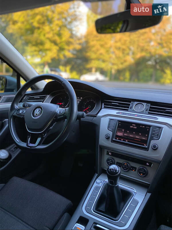 Седан Volkswagen Passat 2016 в Хмельницком