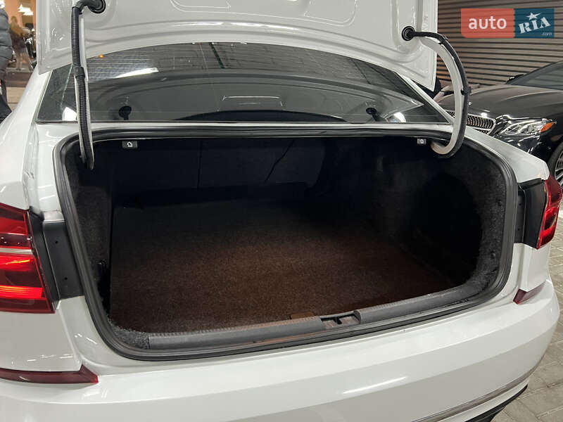 Седан Volkswagen Passat 2018 в Киеве