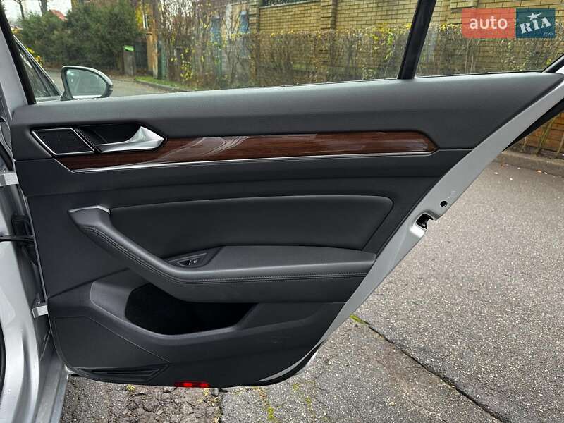 Седан Volkswagen Passat 2018 в Киеве