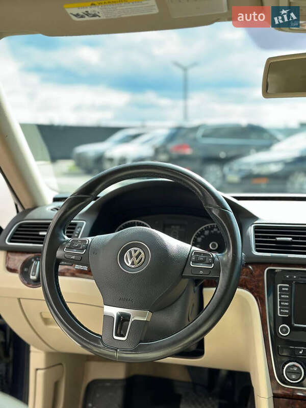 Седан Volkswagen Passat 2012 в Ровно