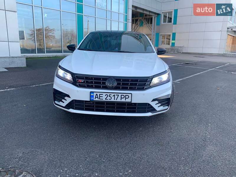 Седан Volkswagen Passat 2016 в Днепре