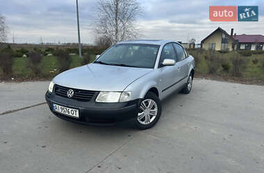 Седан Volkswagen Passat 2000 в Коростене