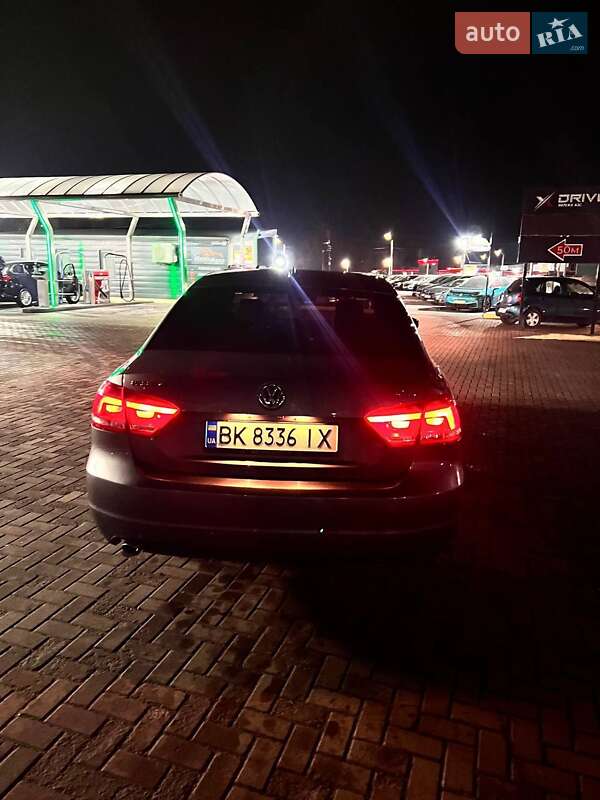 Седан Volkswagen Passat 2013 в Ровно