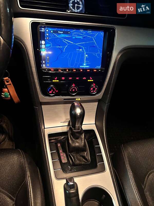 Седан Volkswagen Passat 2013 в Ровно