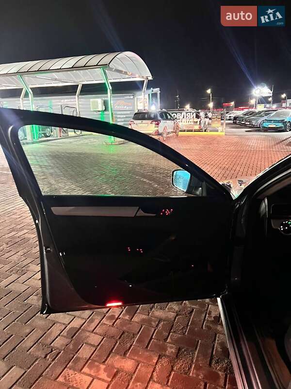 Седан Volkswagen Passat 2013 в Ровно