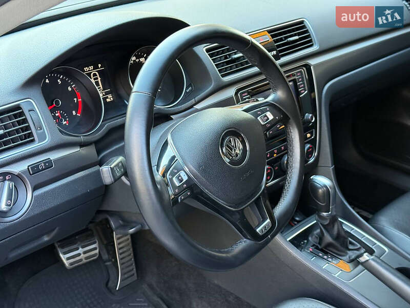 Седан Volkswagen Passat 2018 в Днепре