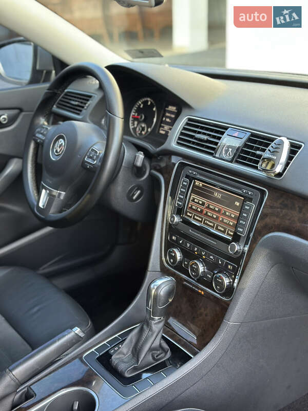 Седан Volkswagen Passat 2013 в Ужгороде