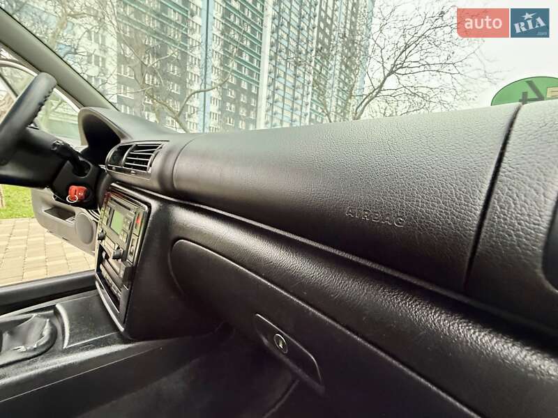 Седан Volkswagen Passat 2003 в Одессе