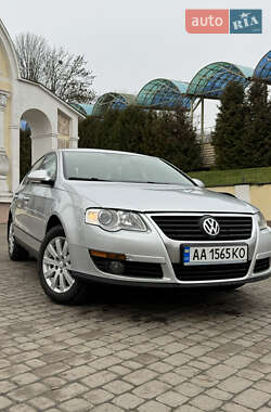 Седан Volkswagen Passat 2010 в Острозі