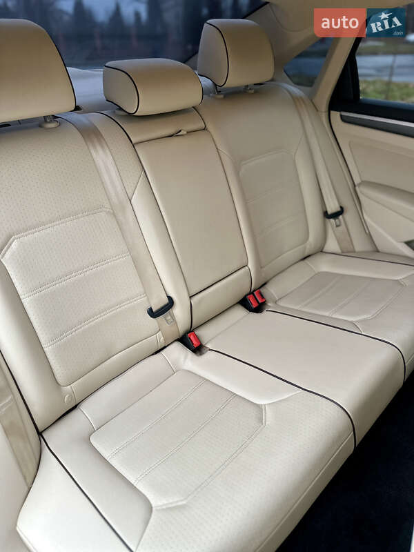 Седан Volkswagen Passat 2017 в Калуше