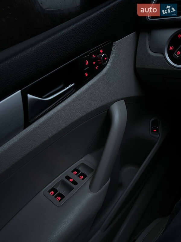 Седан Volkswagen Passat 2012 в Житомире