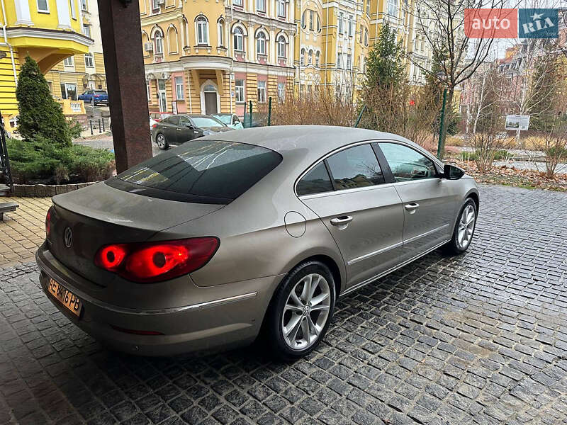 Седан Volkswagen Passat 2011 в Киеве