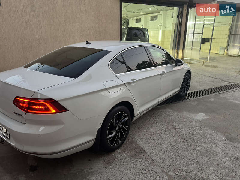 Седан Volkswagen Passat 2015 в Николаеве