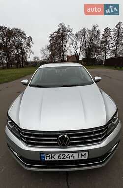 Седан Volkswagen Passat 2016 в Ровно