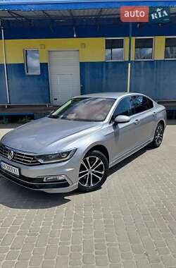 Седан Volkswagen Passat 2018 в Киеве
