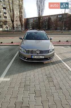 Универсал Volkswagen Passat 2012 в Вараше