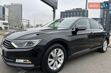 Седан Volkswagen Passat 2017 в Киеве