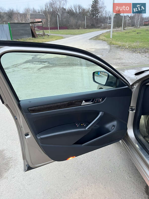 Седан Volkswagen Passat 2014 в Ровно