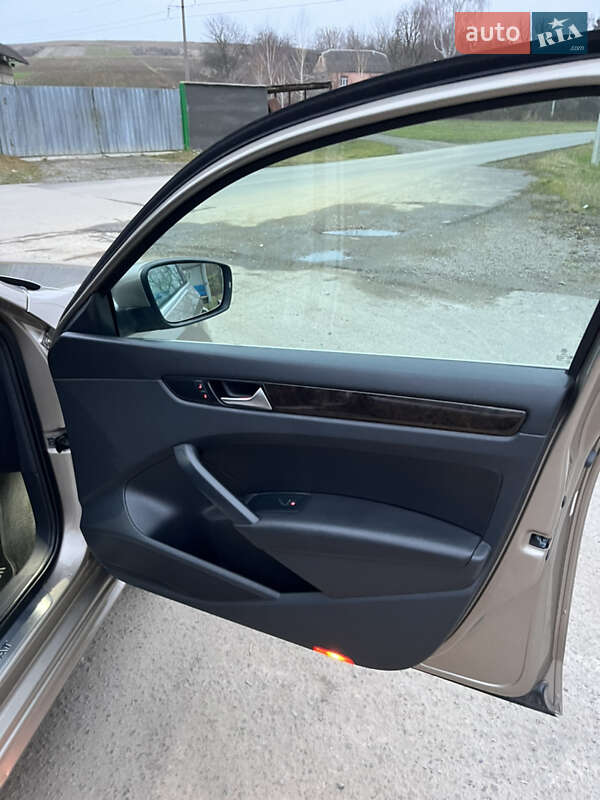 Седан Volkswagen Passat 2014 в Ровно