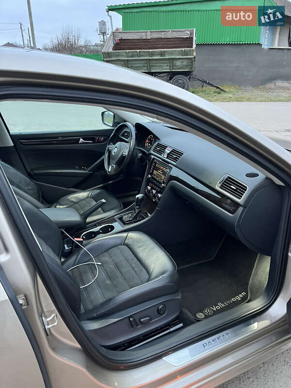Седан Volkswagen Passat 2014 в Ровно