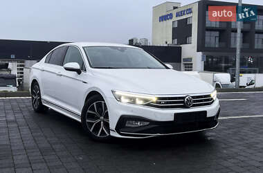 Седан Volkswagen Passat 2019 в Львове