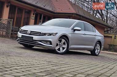 Седан Volkswagen Passat 2020 в Мукачевому