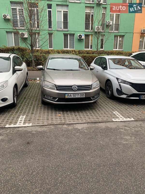 Седан Volkswagen Passat 2013 в Киеве