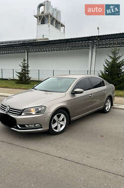 Седан Volkswagen Passat 2012 в Коростене