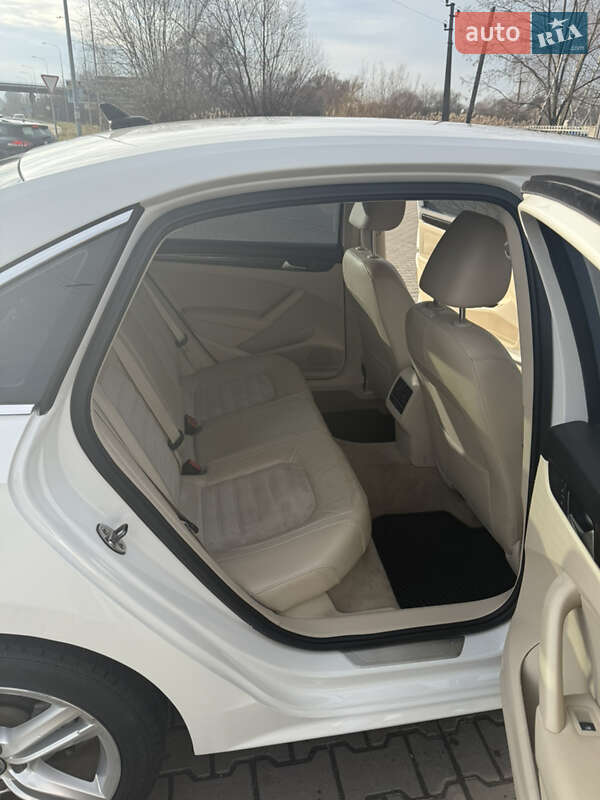 Седан Volkswagen Passat 2014 в Львові