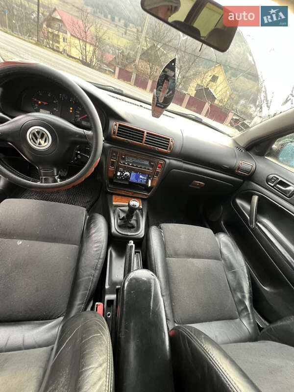 Універсал Volkswagen Passat 1998 в Воловцю