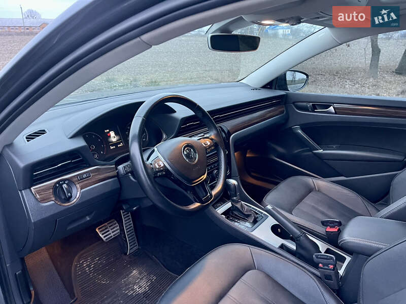 Седан Volkswagen Passat 2020 в Ромнах