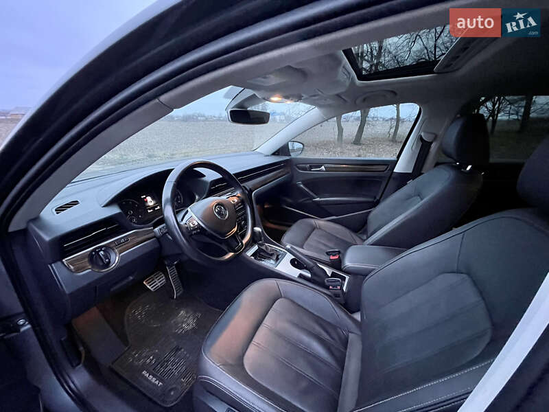 Седан Volkswagen Passat 2020 в Ромнах