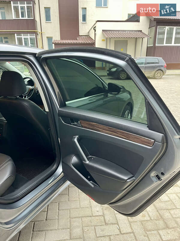 Седан Volkswagen Passat 2020 в Ромнах