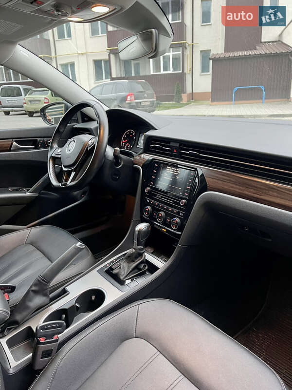 Седан Volkswagen Passat 2020 в Ромнах
