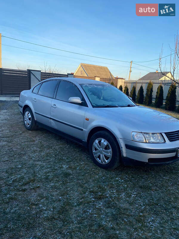 Седан Volkswagen Passat 1996 в Ратным